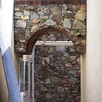 Le Petit Chateau Vezzi Portio