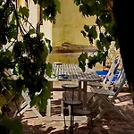 Le Petit Chateau Vezzi Portio