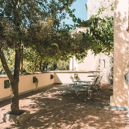 Le Petit Chateau * Vezzi Portio