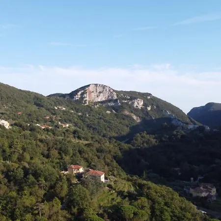 Le Petit Chateau Farm stay Vezzi Portio