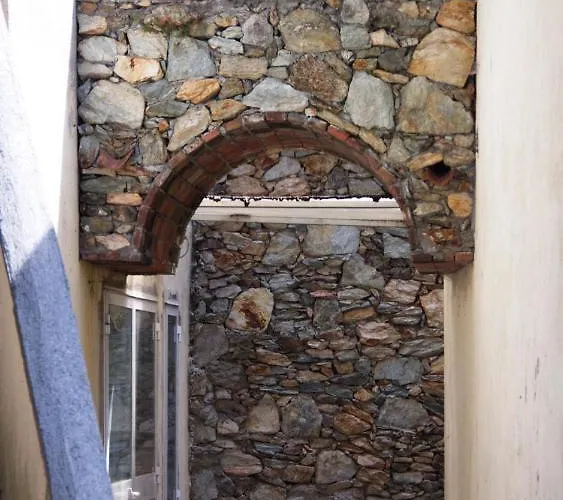 Le Petit Chateau Vezzi Portio